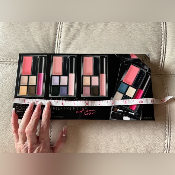 Victoria's Secret glam & go portable travel set  20 eyeshadow 4 gloss makeup - Picture 10 of 12